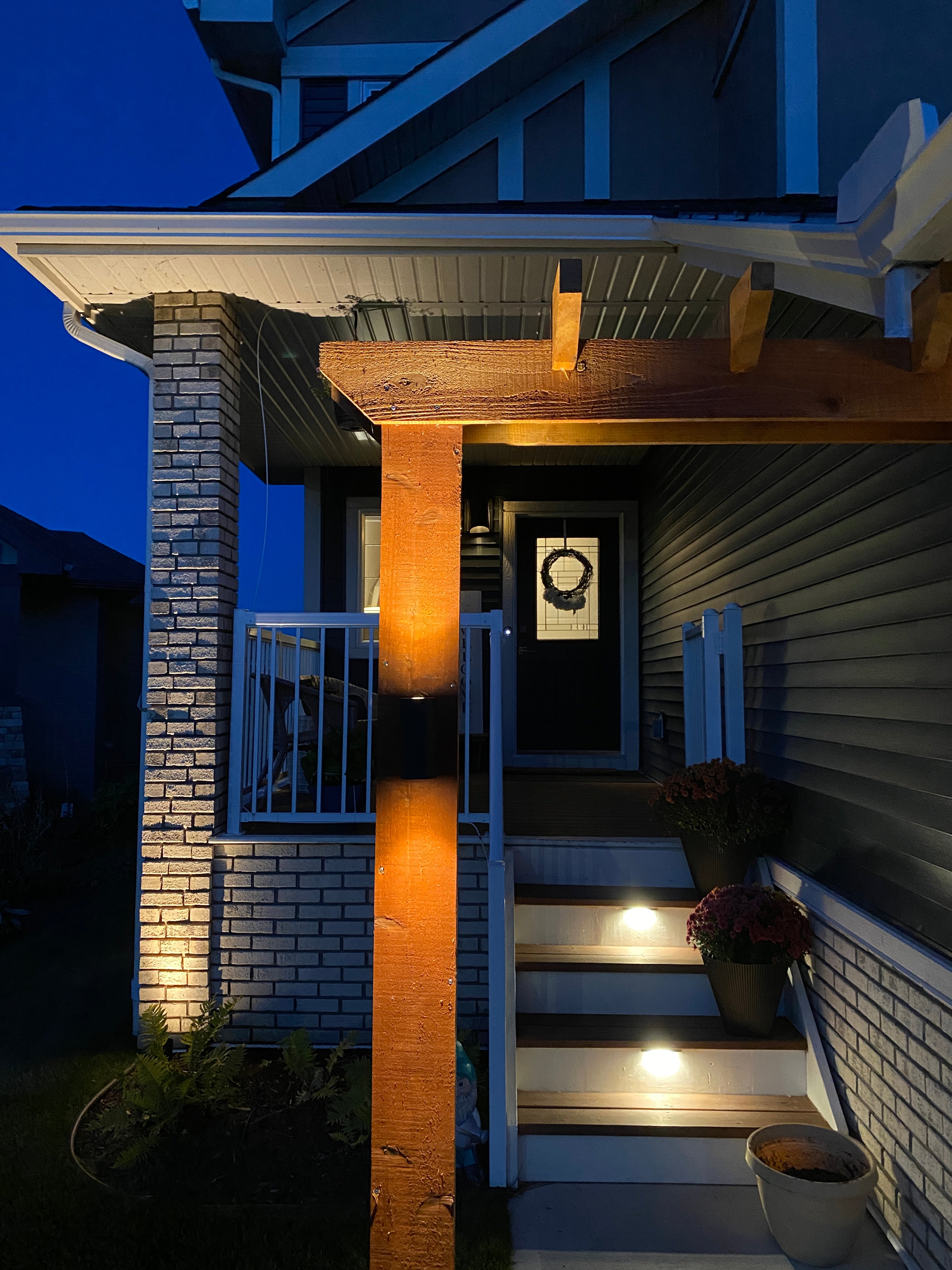 Lelevelle Up-Down Light in Black