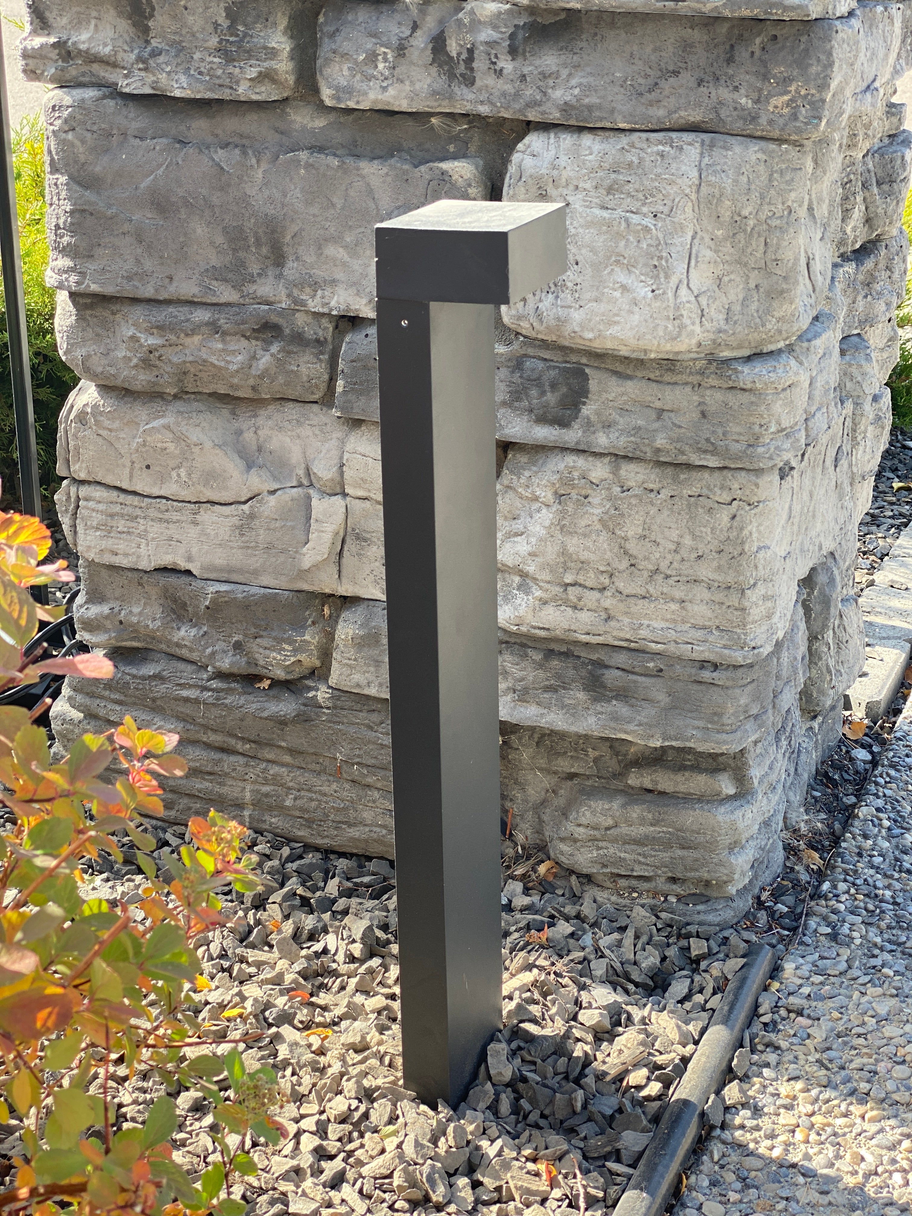 Lelevelle Right Angle Black Pathlight