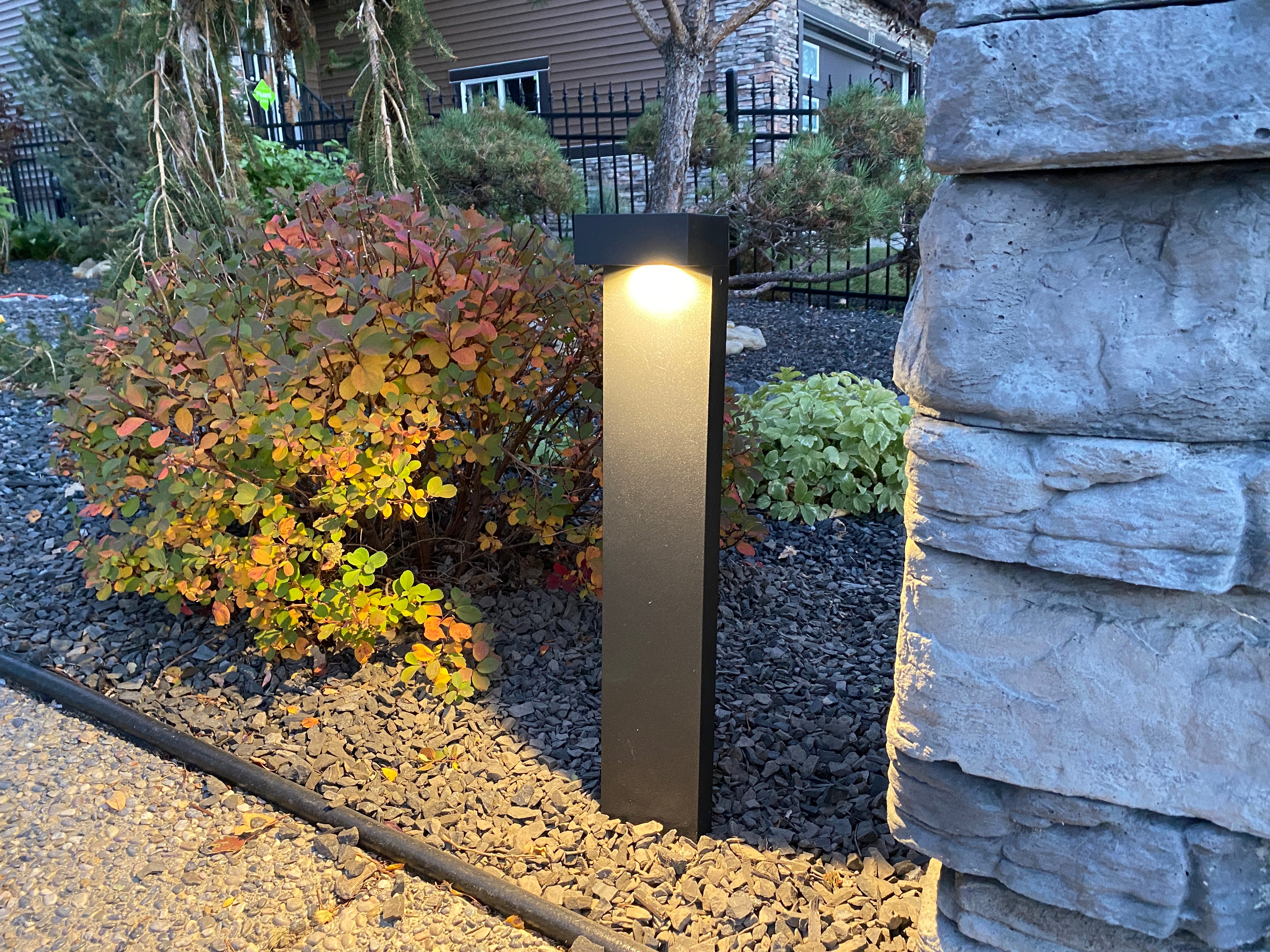 Lelevelle Right Angle Black Pathlight