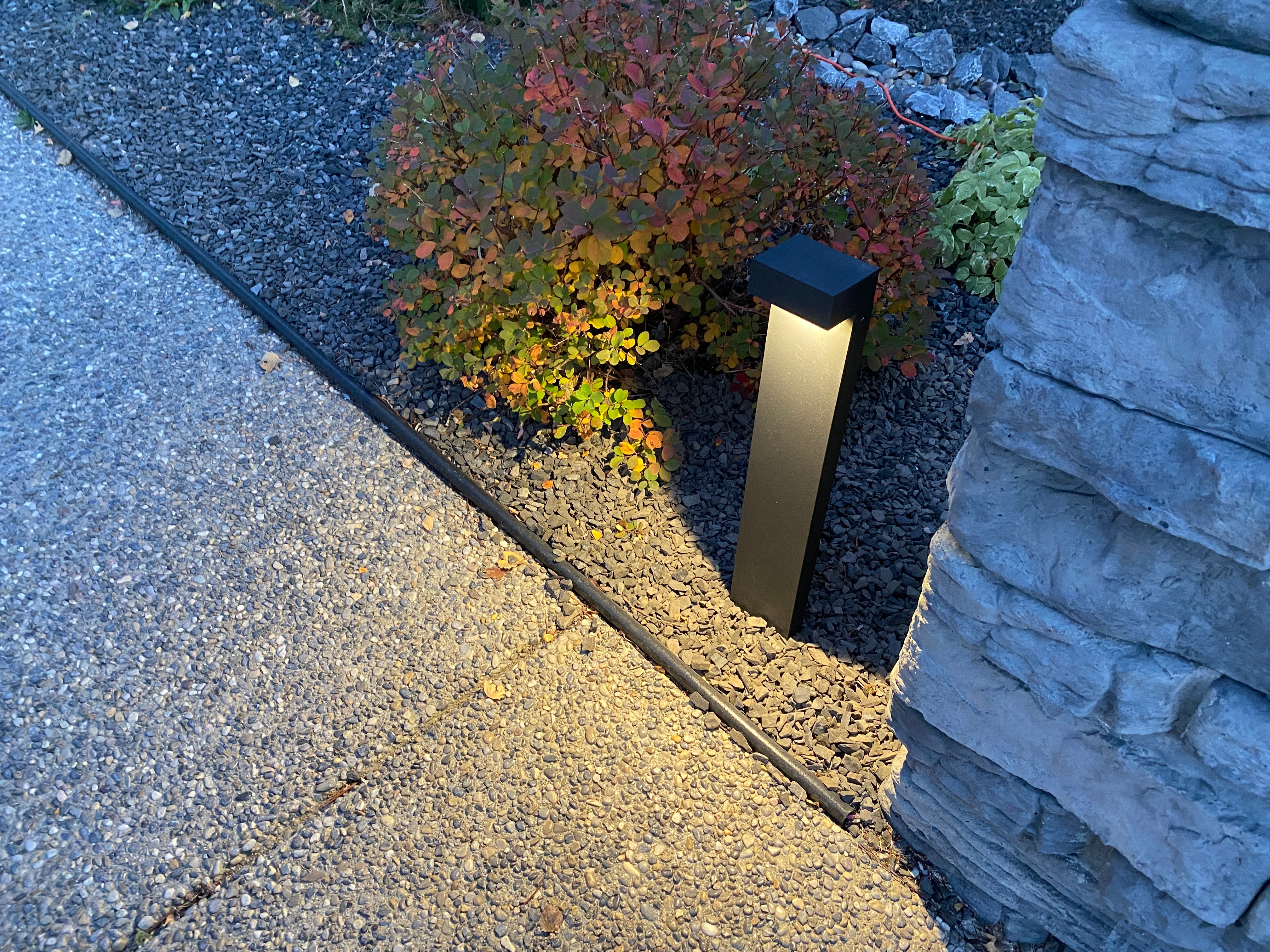 Lelevelle Right Angle Black Pathlight