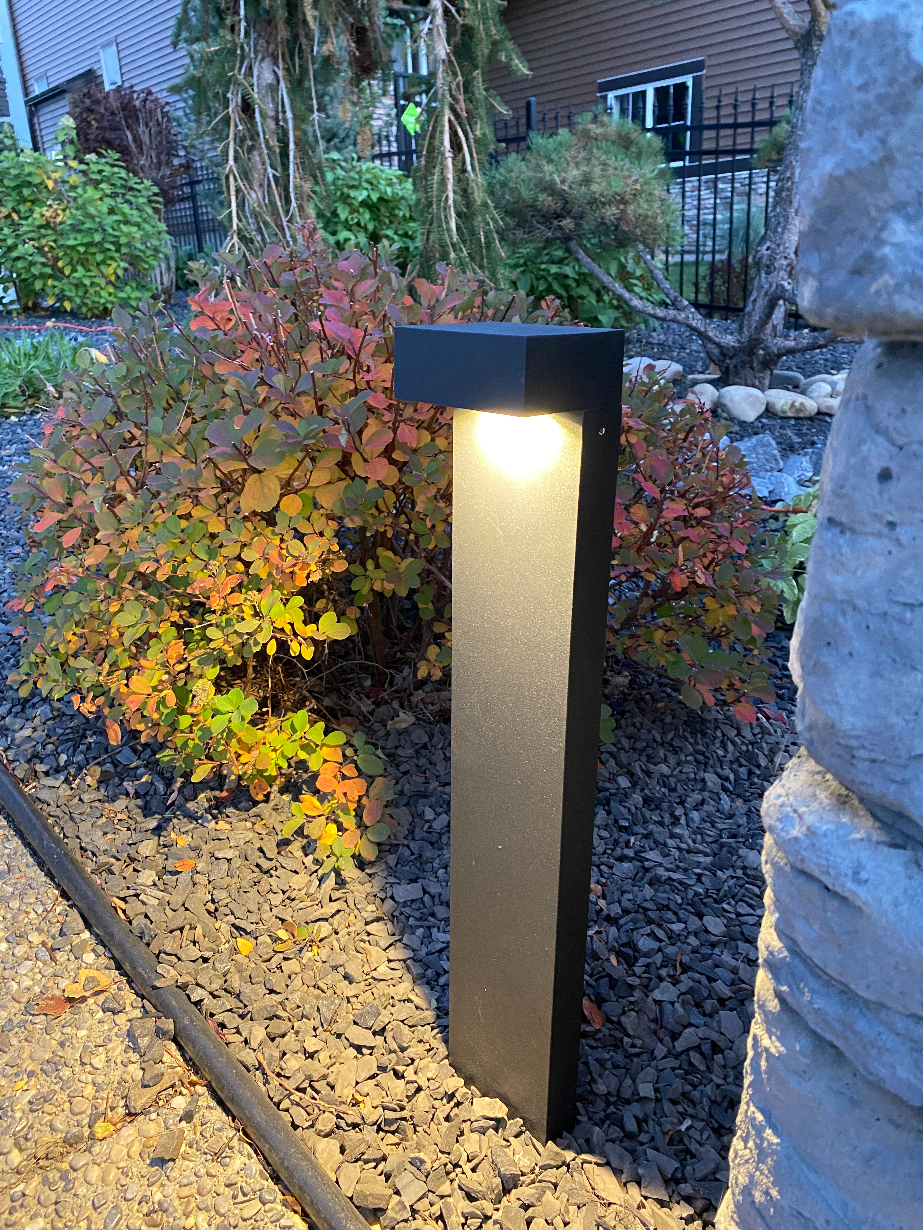 Lelevelle Right Angle Black Pathlight
