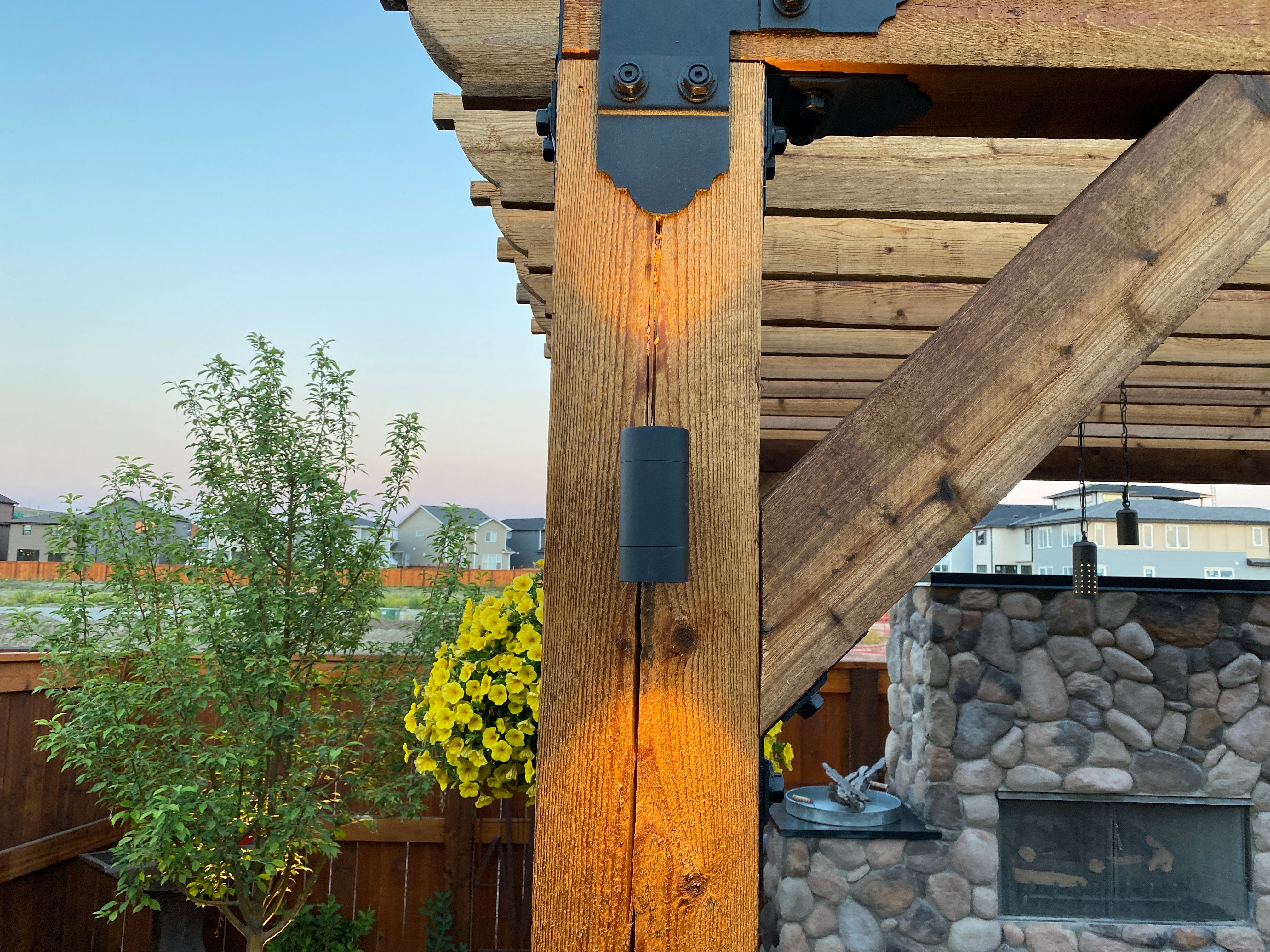 Lelevelle Up-Down Light in Black